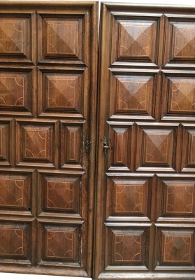 Portes à panneaux carrés marquetés d'un filet de bois clair