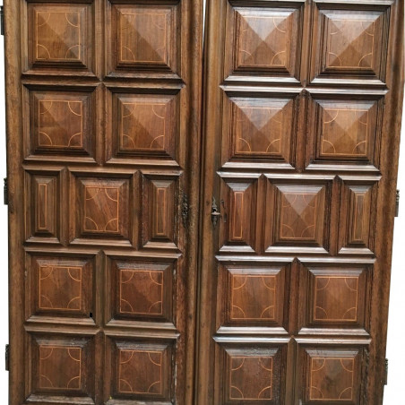 Portes à panneaux carrés marquetés d'un filet de bois clair