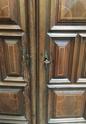 Portes à panneaux carrés marquetés d'un filet de bois clair