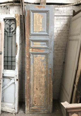 Étroite porte ancienne en bois