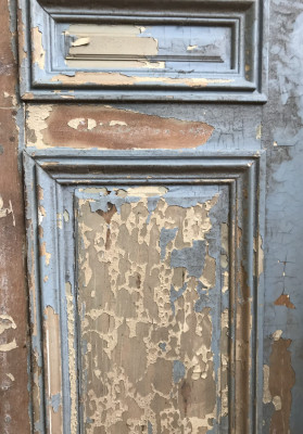 Étroite porte ancienne en bois