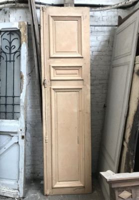 Étroite porte ancienne en bois