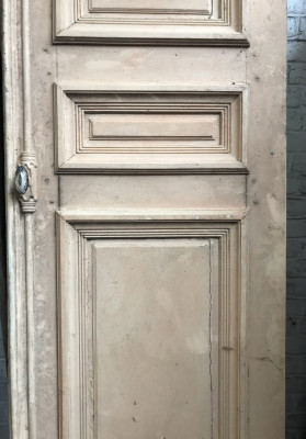 Étroite porte ancienne en bois