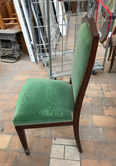 Chaise verte en tissu