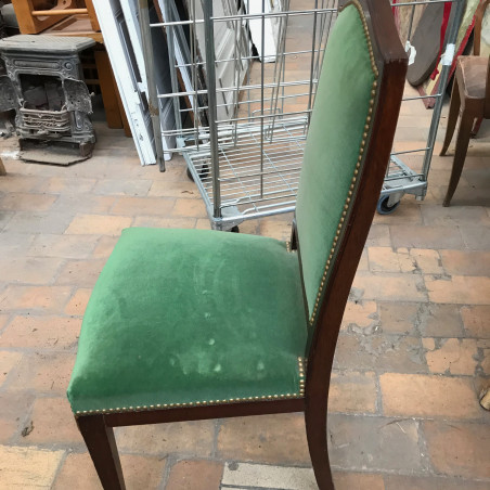 Chaise verte en tissu