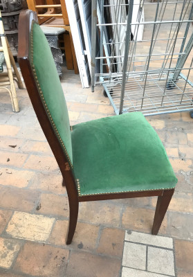 Chaise verte en tissu