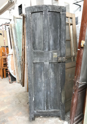 Porte arrondie en bois