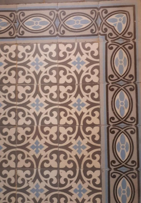 Carreaux de ciment anciens marron, bleu et gris 