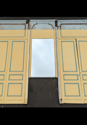 Façade ancienne de placard jaune