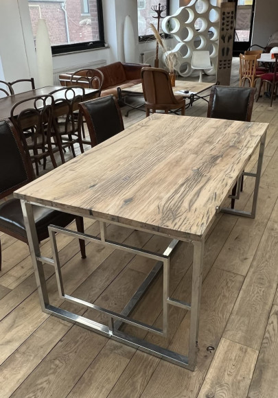 Table en fond de wagon avec pied en chrome