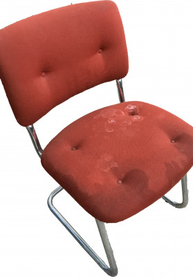 chaise rouge en tissu