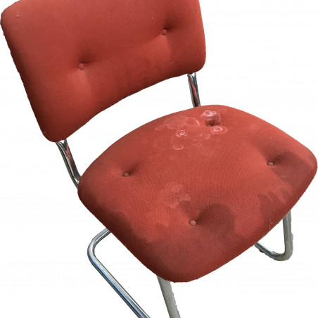 chaise rouge en tissu