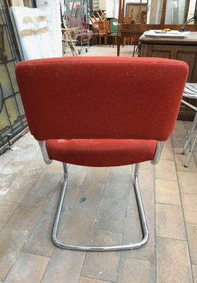 chaise rouge en tissu