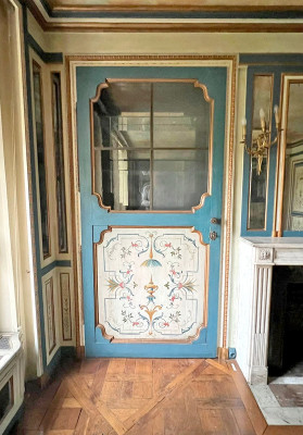 Boiserie bleue à Lambrequins dooR