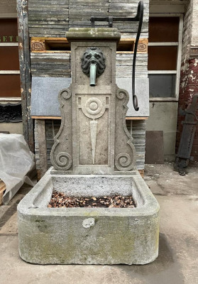 Fontaine ancienne en pierre bleue et bronze