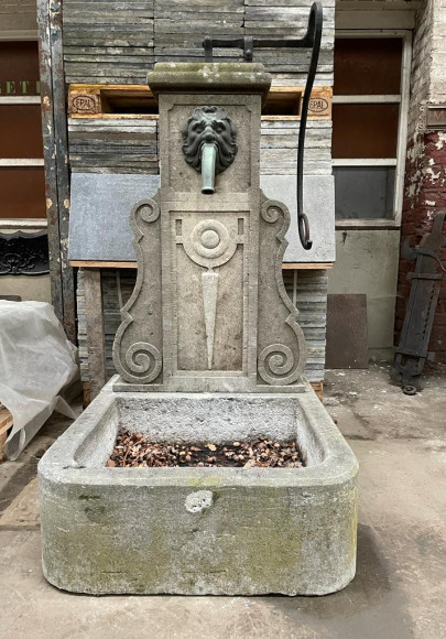 Fontaine ancienne en pierre bleue et bronze