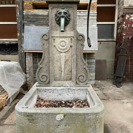 Fontaine ancienne en pierre bleue et bronze