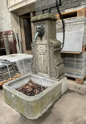 Fontaine ancienne en pierre bleue et bronze