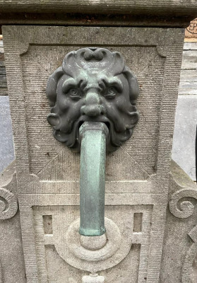 Fontaine ancienne en pierre bleue et bronze