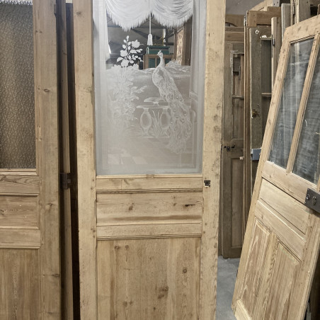 Porte ancienne en bois avec verre gravé paon