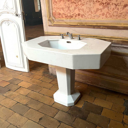 Lavabo ancien pan sur pied