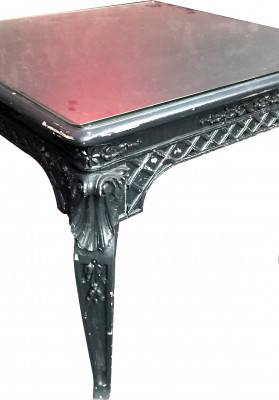 Table noire sculptée