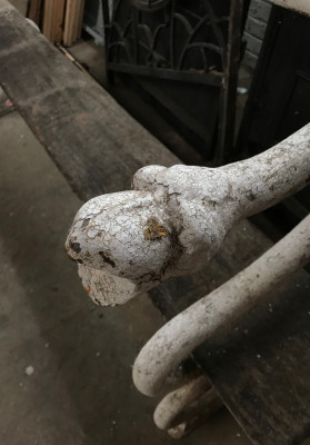 banc ancien avec tête de chimère