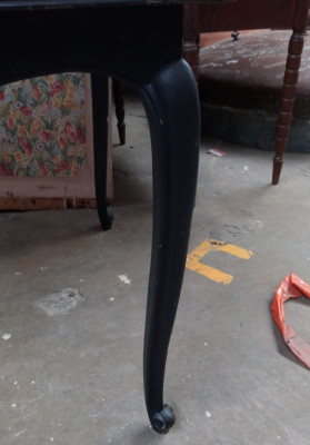 Table ancienne en bois avec son socle en bois et en verre.