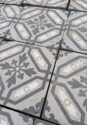 Carrelage de ciment ancien aux tons gris