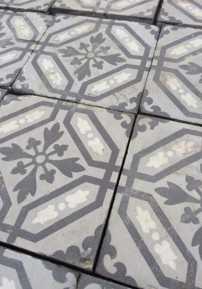 Carrelage de ciment ancien aux tons gris