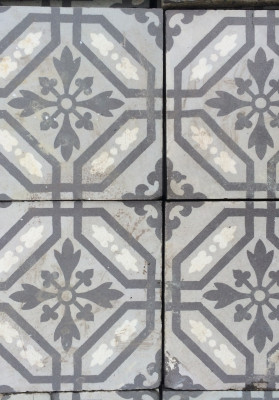 Carrelage de ciment ancien aux tons gris