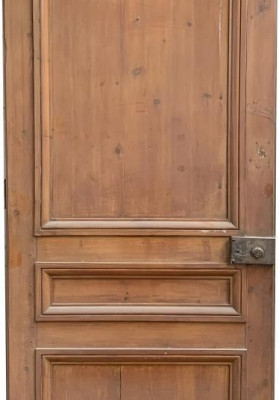 Porte en bois avec moulures