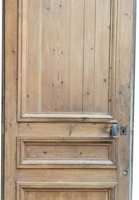 Porte en bois avec moulures