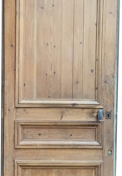 Porte en bois avec moulures