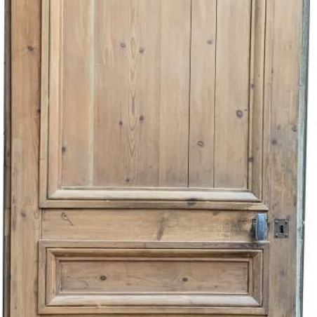 Porte en bois avec moulures