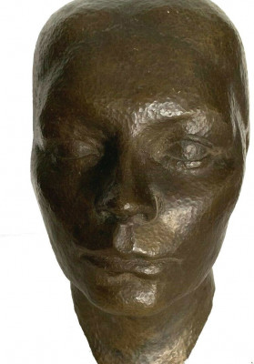 Buste de femme en bronze a patine brune Groupe en bronze "portrait de femme