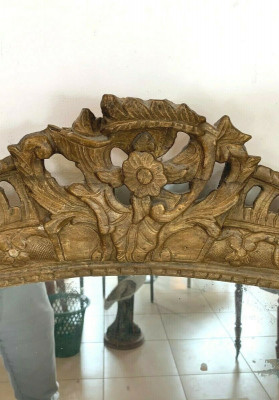 Miroir Louis XV en bois sculpté doré