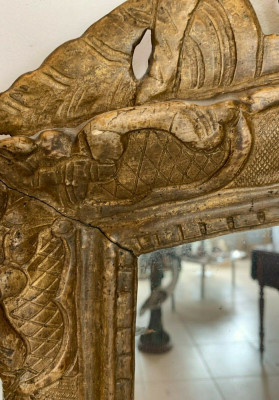 Miroir Louis XV en bois sculpté doré