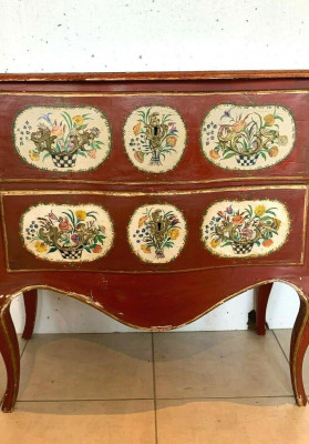 Commode galbée de style Louis XV Décor de paniers et bouquet fleuri XIX siècle