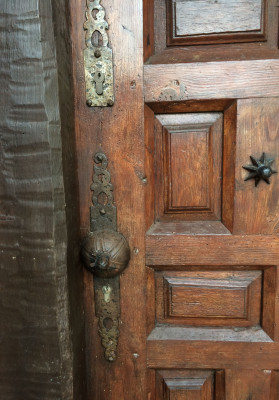 Porte d'entrée ancienne en chêne