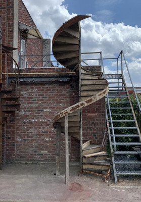 Escalier en colimaçon en sapin et métal