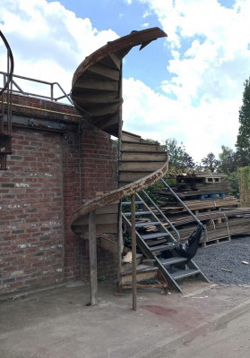 Escalier en colimaçon en sapin et métal