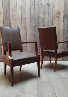 Fauteuil en cuir marron clouté