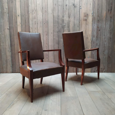 Fauteuil en cuir marron clouté