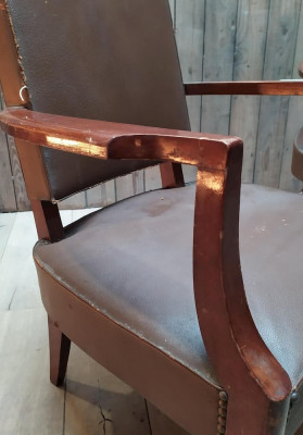 Fauteuil en cuir marron clouté