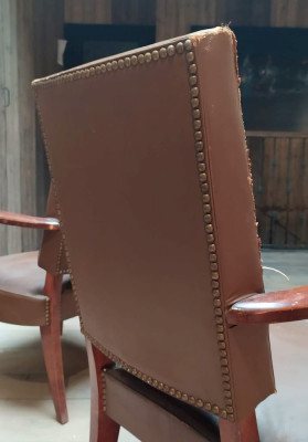 Fauteuil en cuir marron clouté